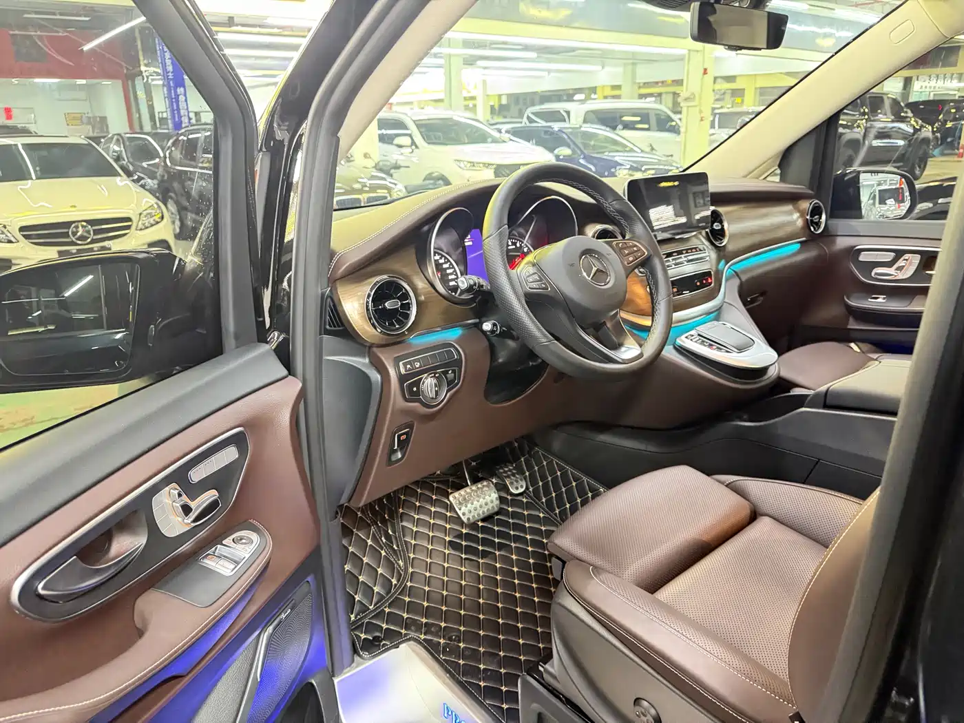 Mercedes-Benz V-Class 2022 V 260 L Long Wheelbase Luxury Edition фото 4