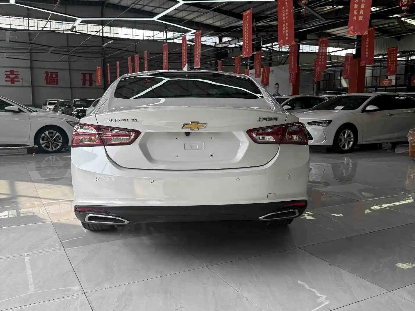Photo 4 - Chevrolet Malibu XL