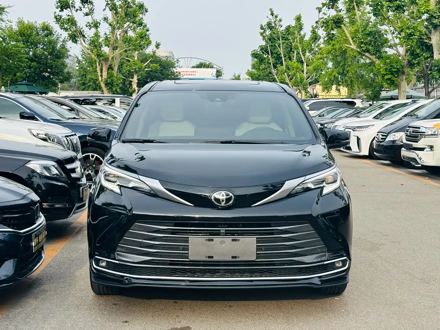 Toyota Sienna 2024 2.5L Hybrid 4WD Premium Edition фото 2
