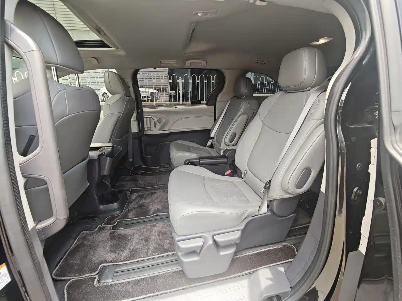 Toyota Sienna 2024 2.5L Hybrid Luxury Edition фото 11