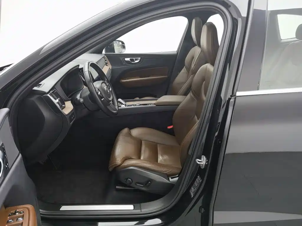 Photo 10 - Volvo XC60 Plug-in Hybrid