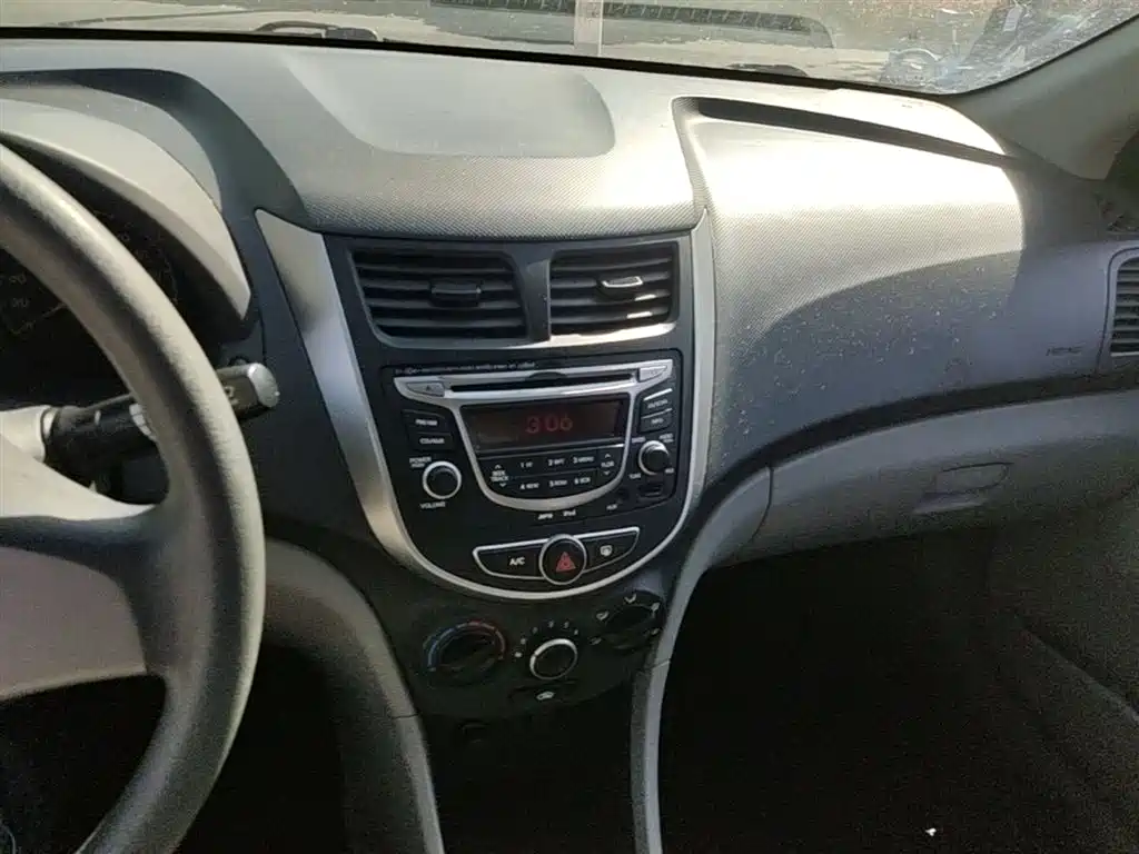Hyundai Verna 2016 1.4L Manual Smart GLS фото 13