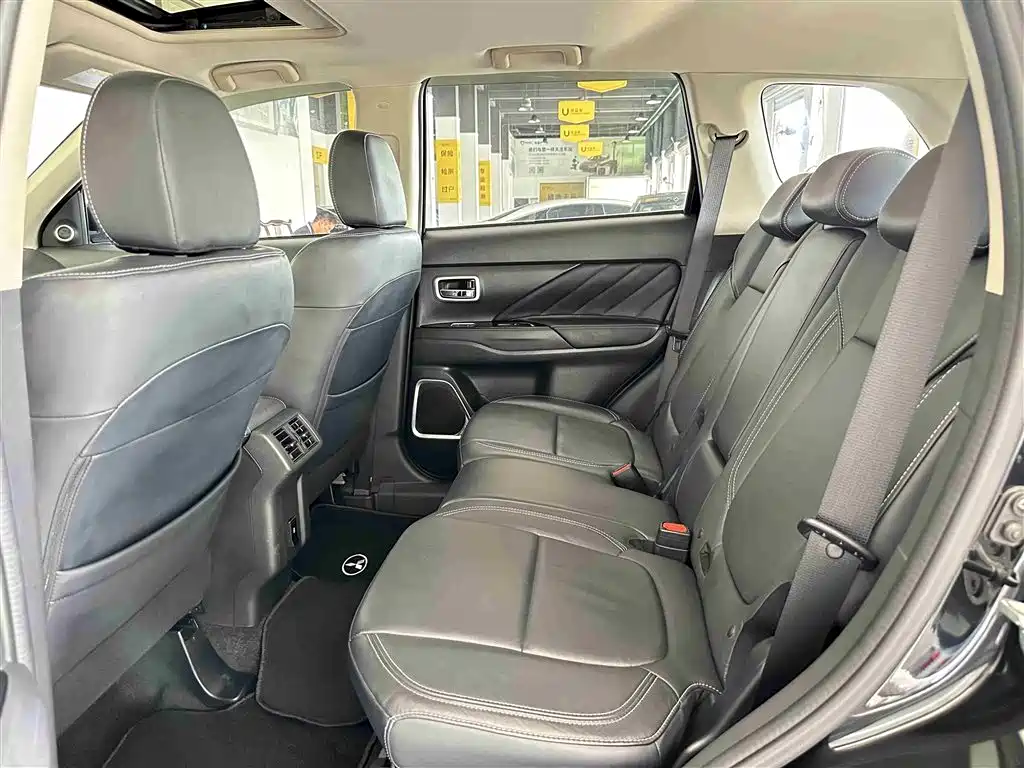 Mitsubishi Outlander 2020 2.0L 2WD Premium 5-seater фото 5