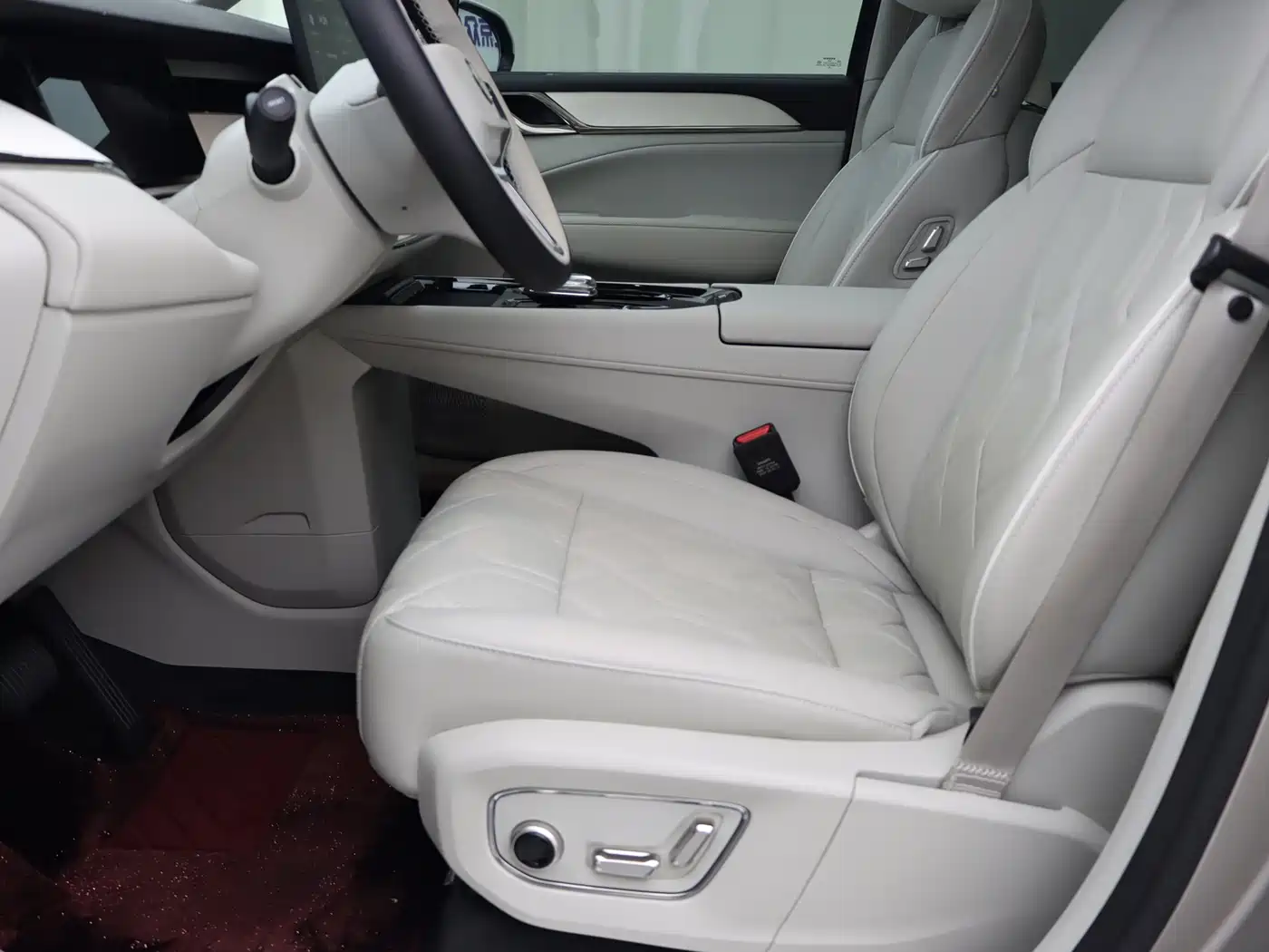 2025 Volvo EM90