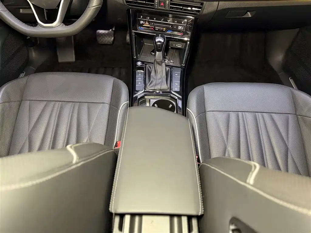 Volkswagen Passat 2022 330TSI Starry Sky Premium Edition фото 20