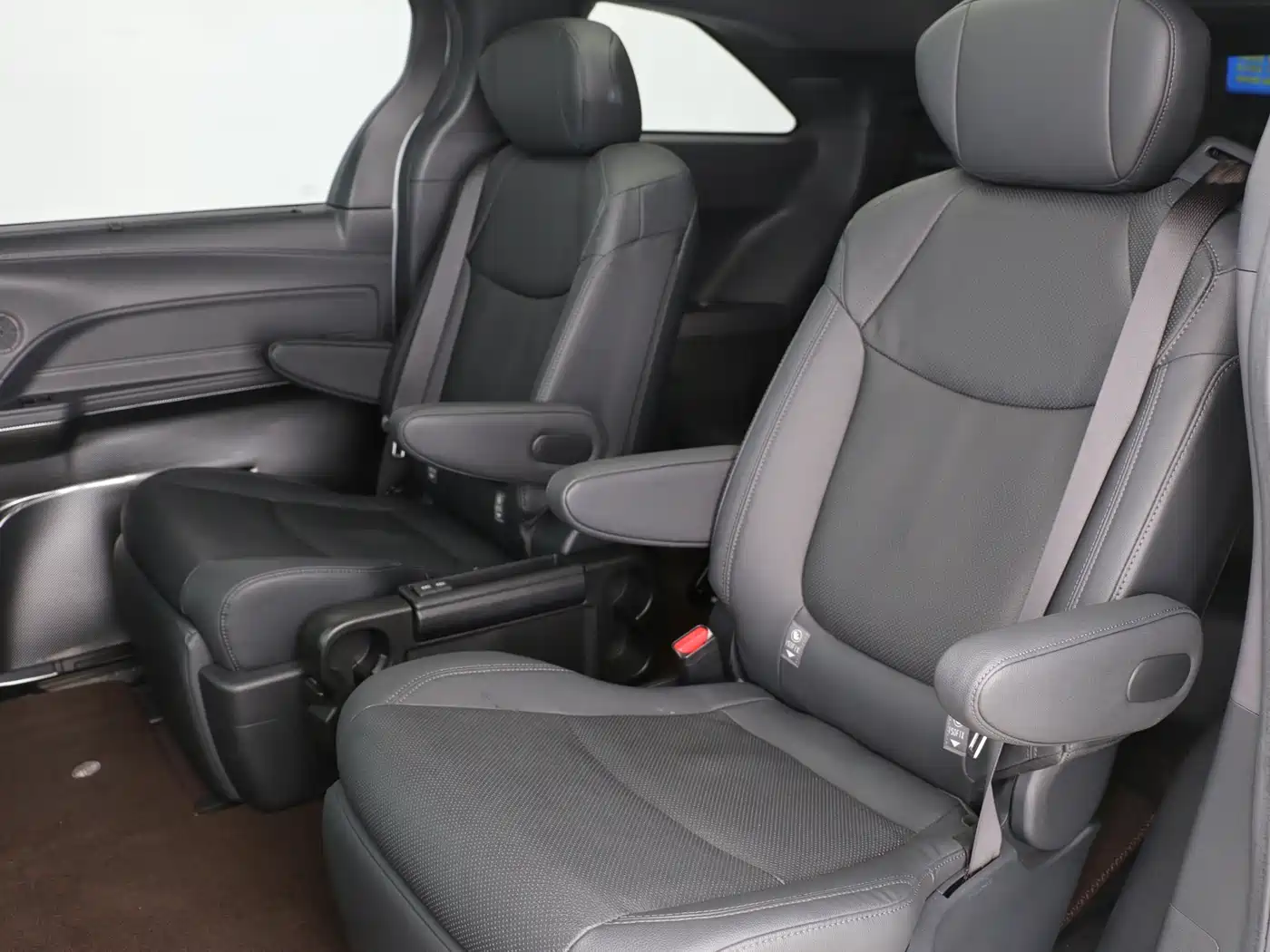 Toyota Sienna 2021 2.5L Hybrid Platinum Edition фото 10
