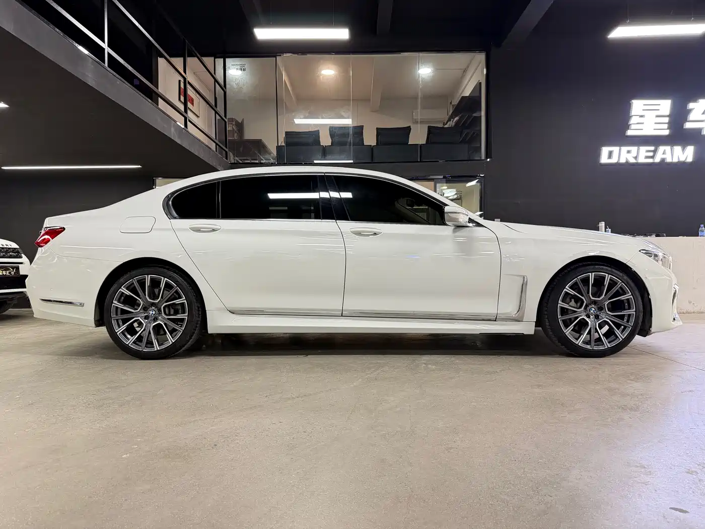 BMW 7 Series 2016 730Li Leading фото 10