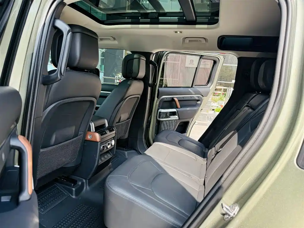 Land Rover Defender 2023 Model 110 3.0T P400 Dark Special Edition фото 11