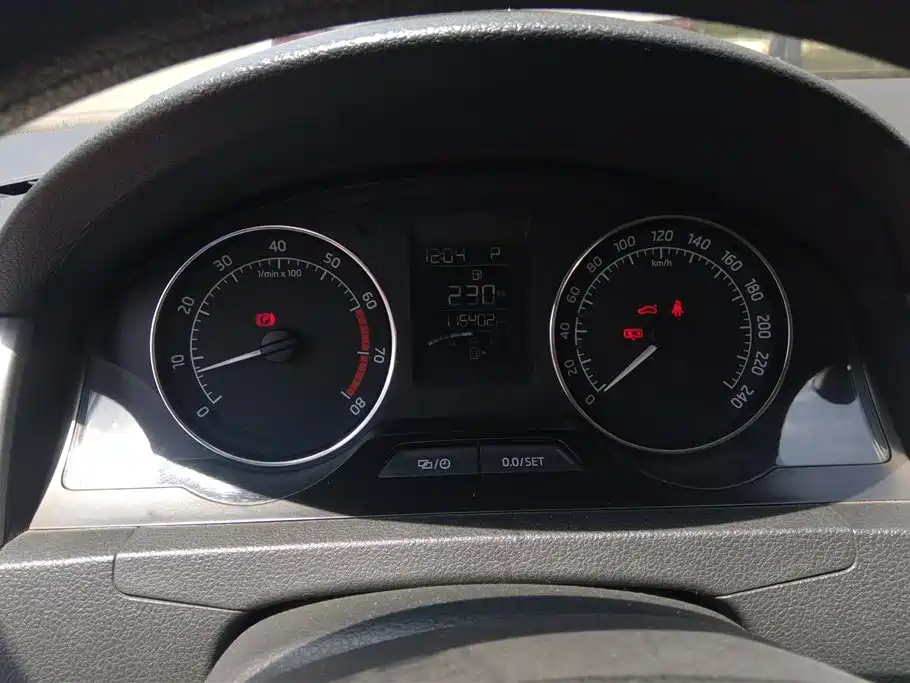 Škoda Skoda Rapid Spaceback 2014 1.6L Automatic Joy Edition фото 14