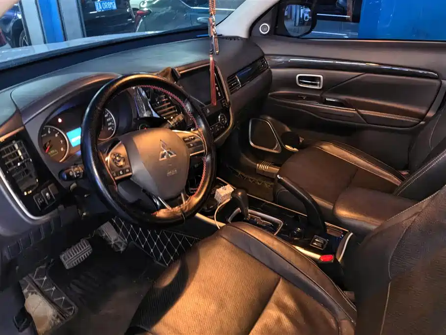 MITSUBISHI OUTLANDER