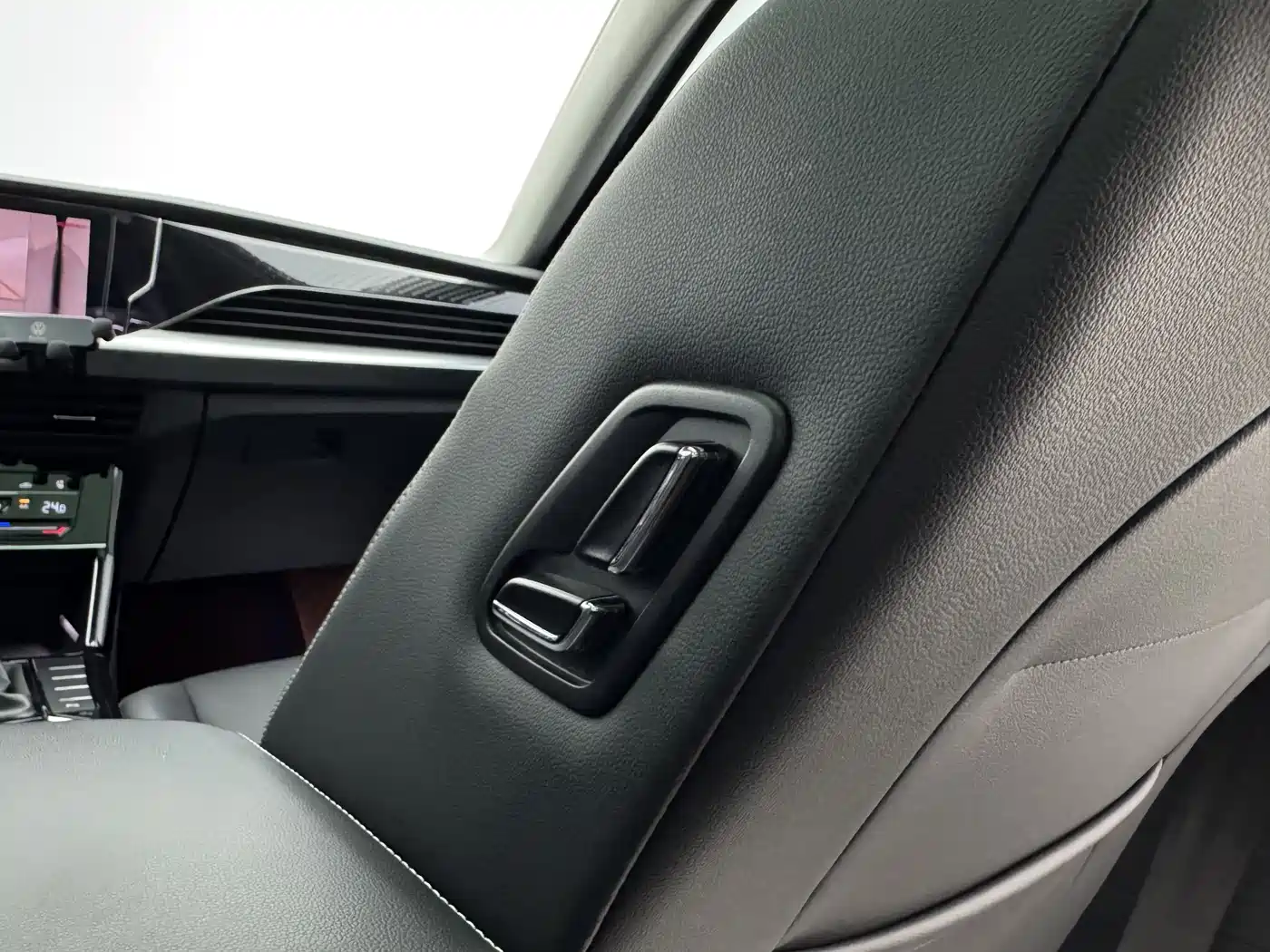 Volkswagen Passat 2024 330TSI Starlight Elite Edition фото 22