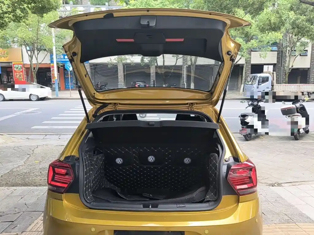 VOLKSWAGEN POLO