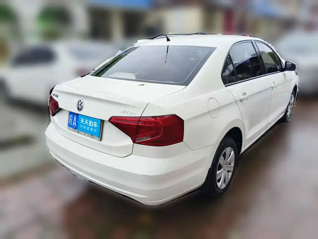 Photo 2 - Volkswagen Jetta