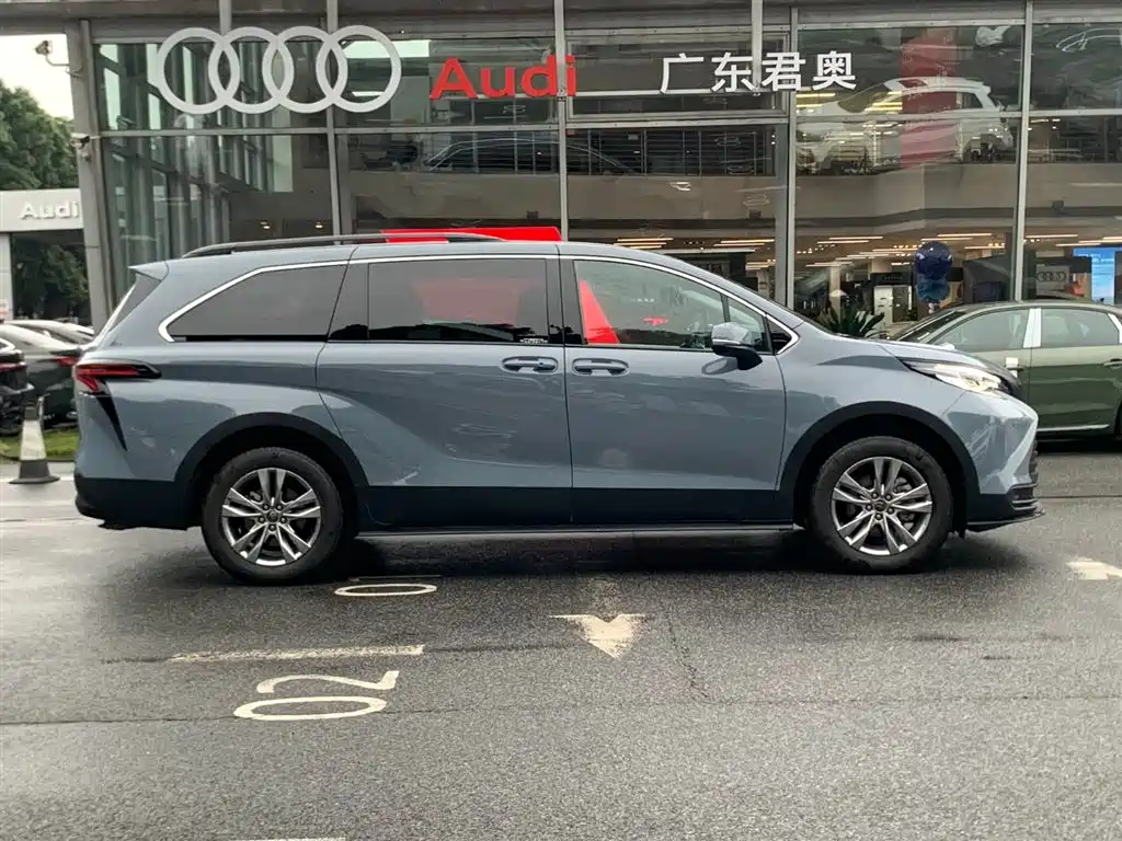 Toyota Sienna 2024 2.5L Hybrid Comfort Edition фото 7