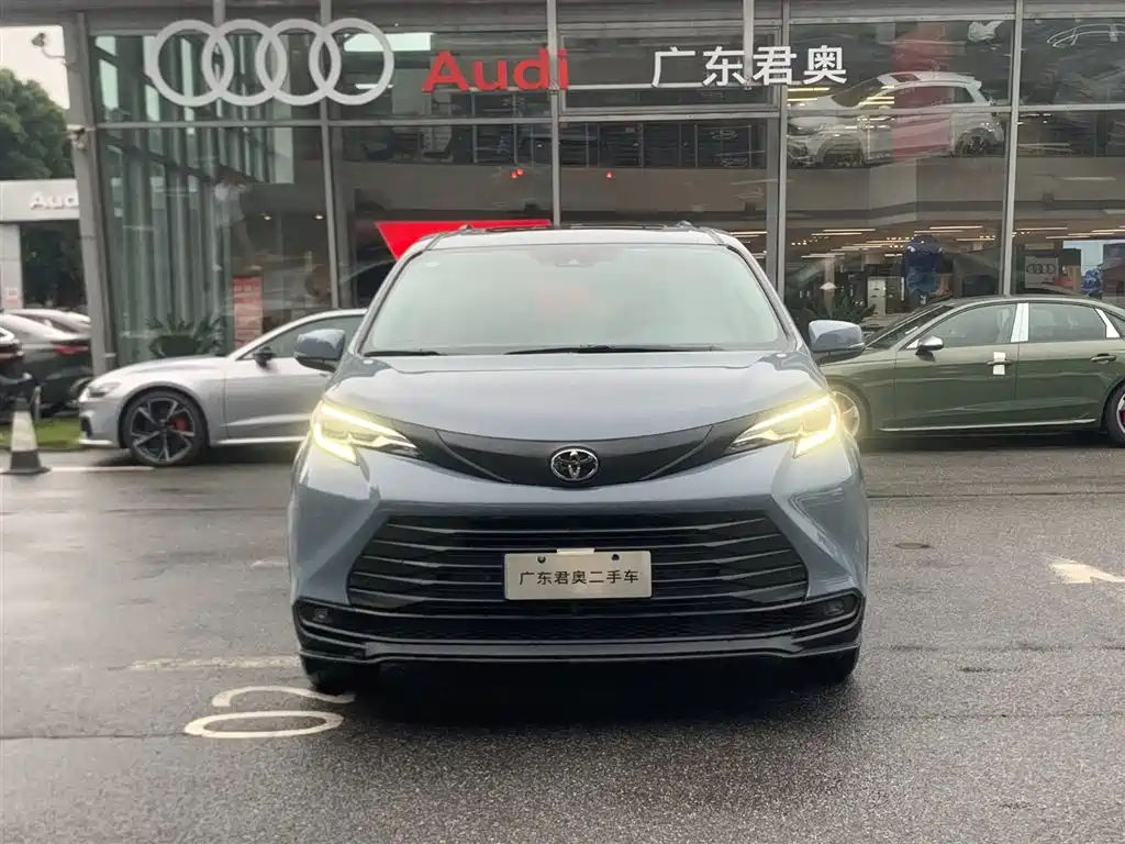Toyota Sienna 2024 2.5L Hybrid Comfort Edition фото 2