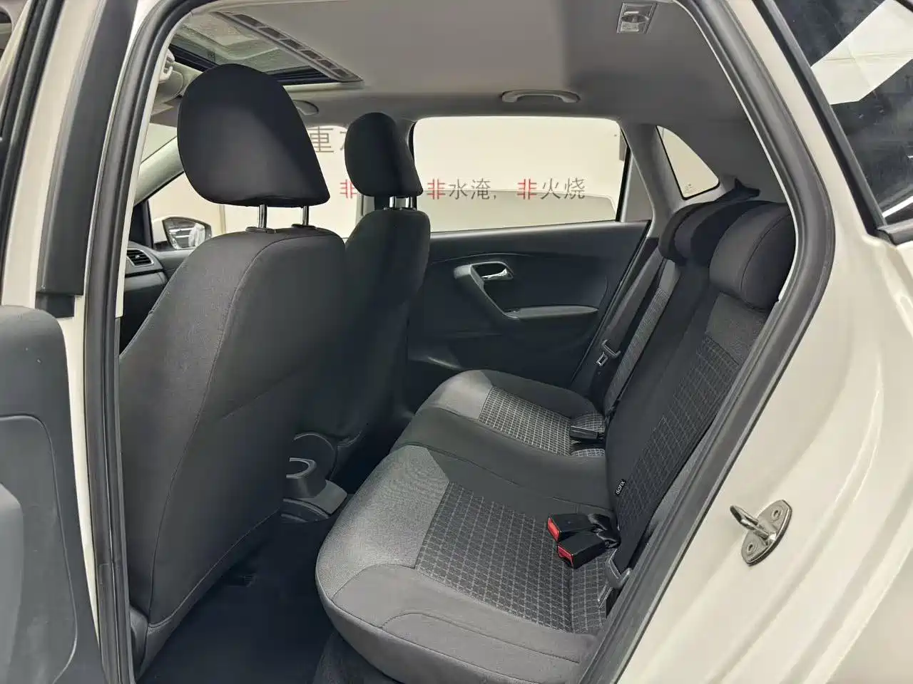 Volkswagen Polo 2016 1.6L Automatic Comfort фото 9