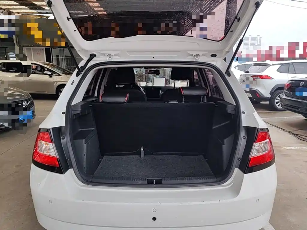 Škoda Fabia 2019 2017 1.4L Auto Car Enjoy Edition