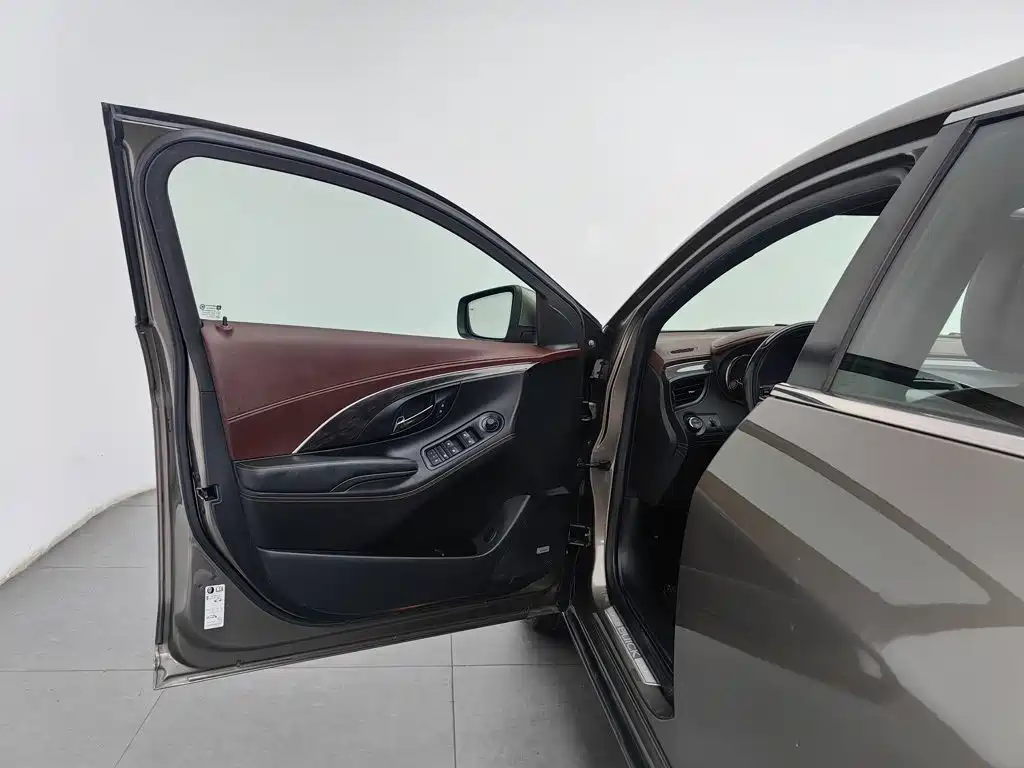 Photo 8 - Buick LaCrosse