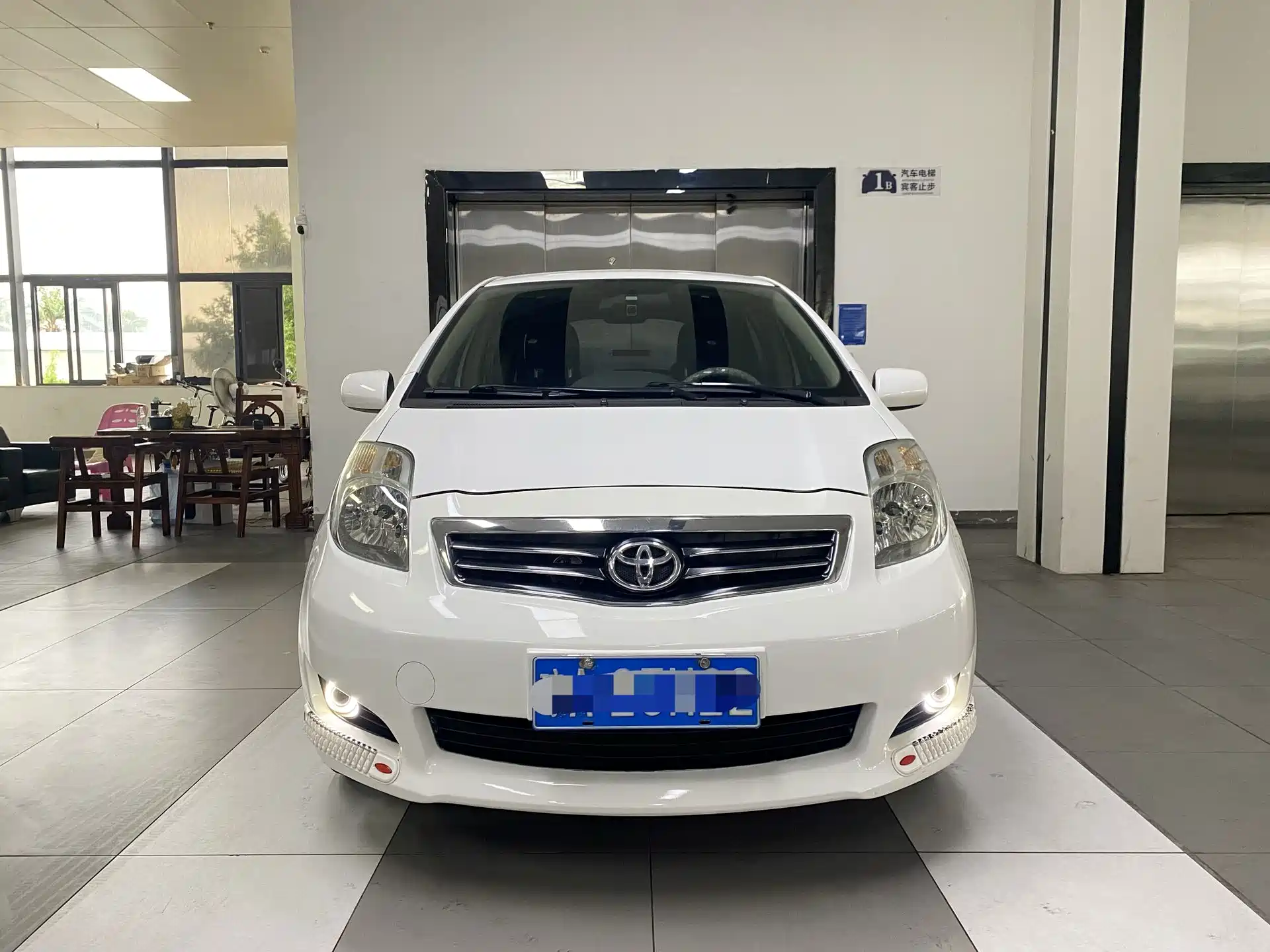 Фото 2 - Toyota Yaris