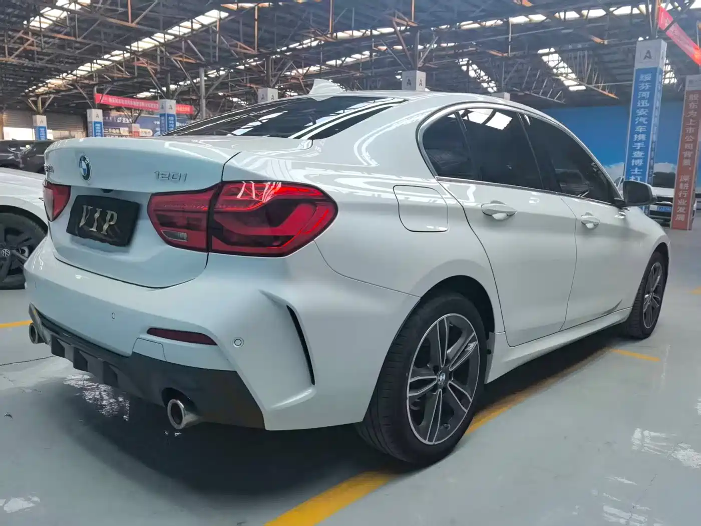 BMW 1 Series 2023 120i M Sport фото 4