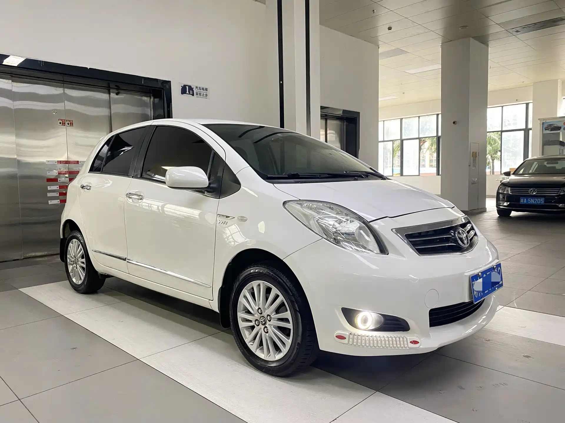 Фото 3 - Toyota Yaris
