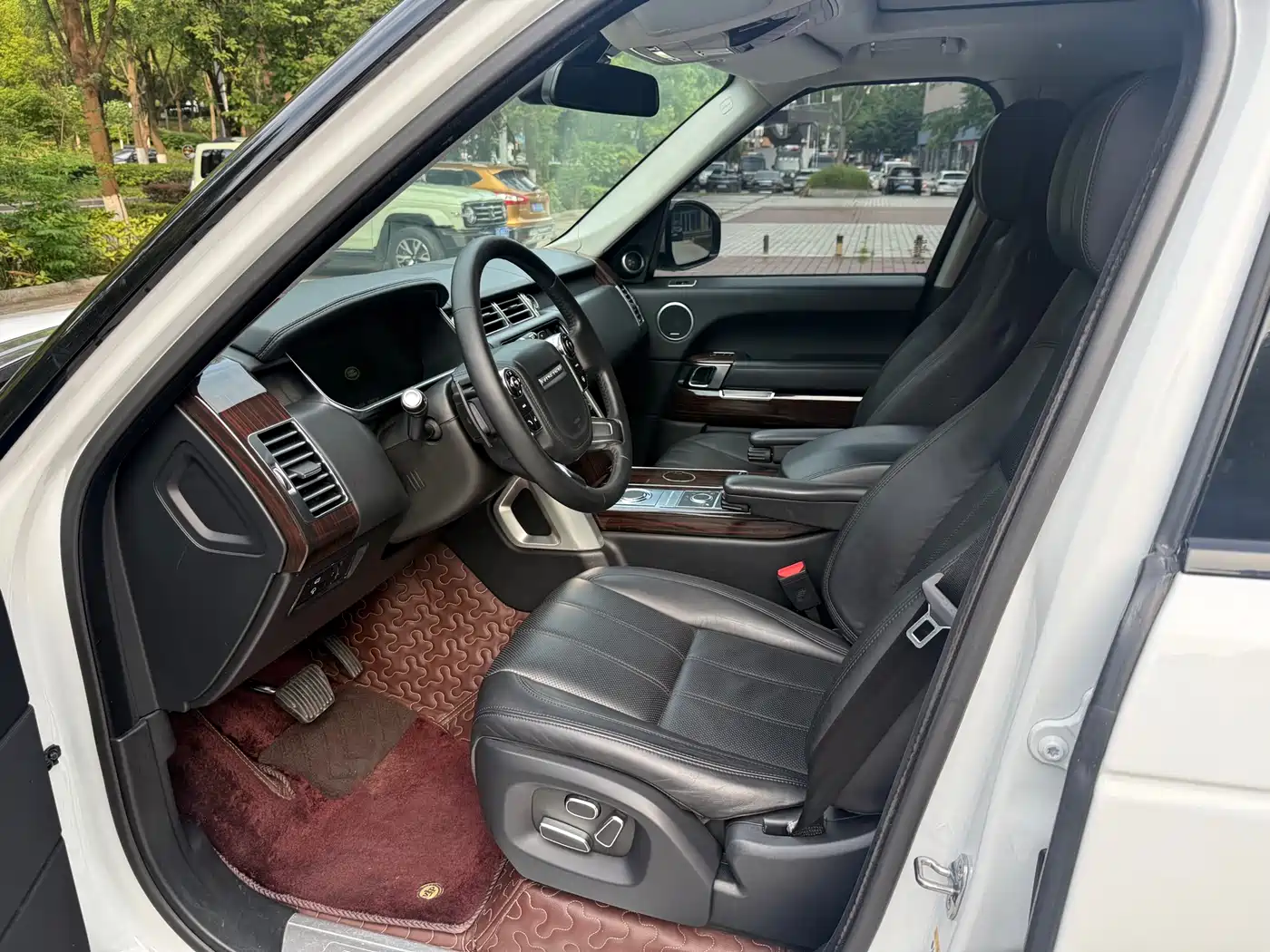 Photo 10 - Land Rover Range Rover
