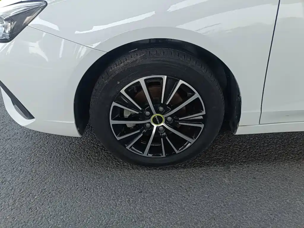 Фото 23 - Roewe i5