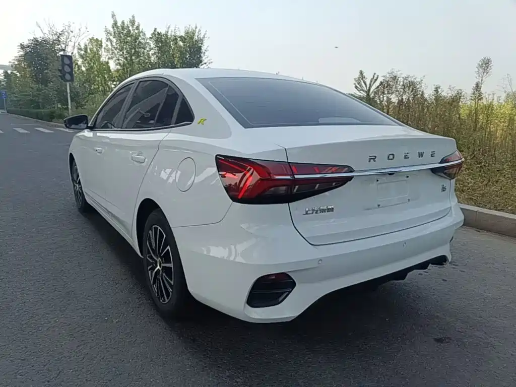 Фото 5 - Roewe i5