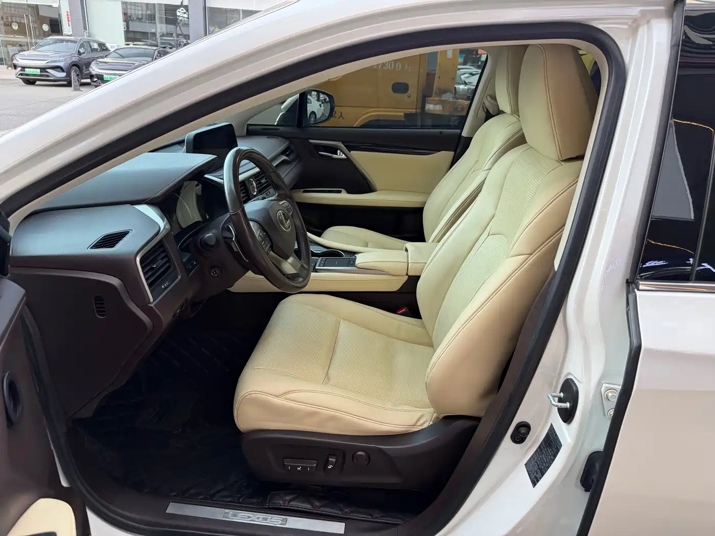 Фото 14 - Lexus RX