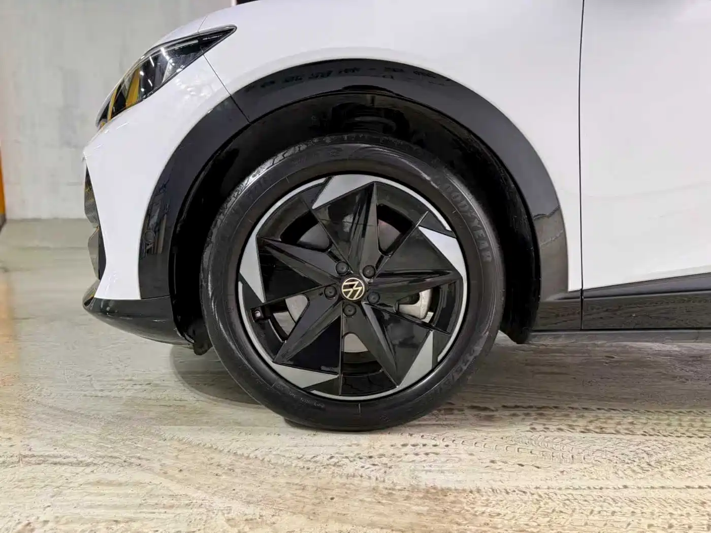 VOLKSWAGEN WITH THE CROWD 06