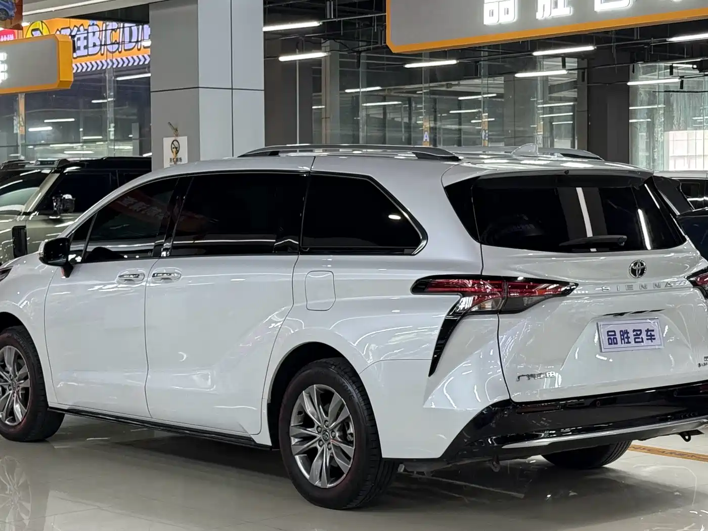 Toyota Sienna 2024 2.5L Hybrid 4WD Premium Edition фото 3
