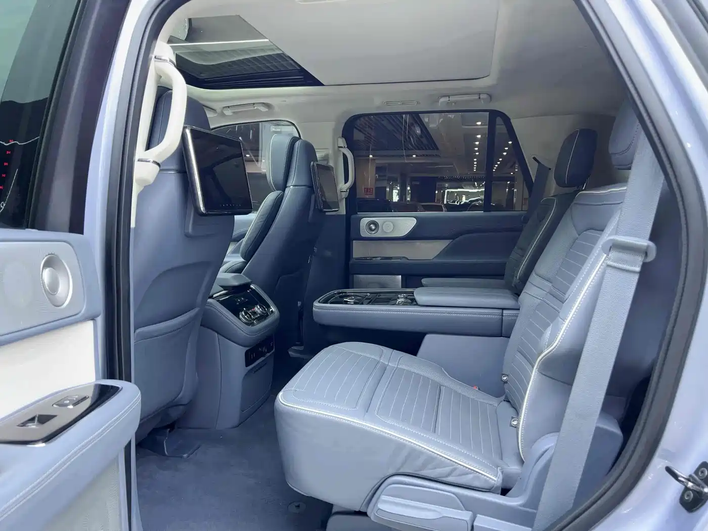 Photo 8 - Lincoln Navigator