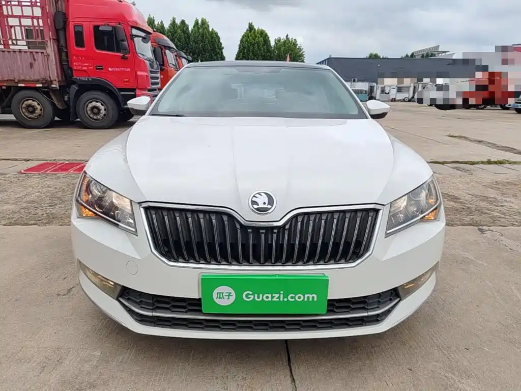 Фото 3 - Škoda Superb
