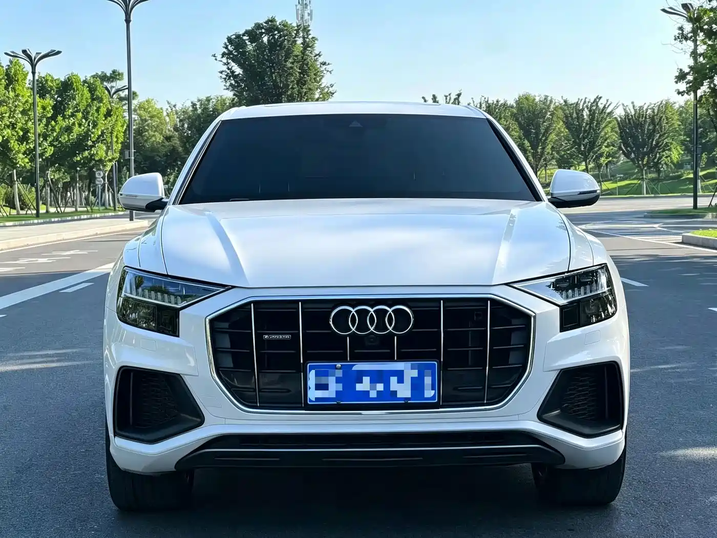 Photo 2 - Audi Q8