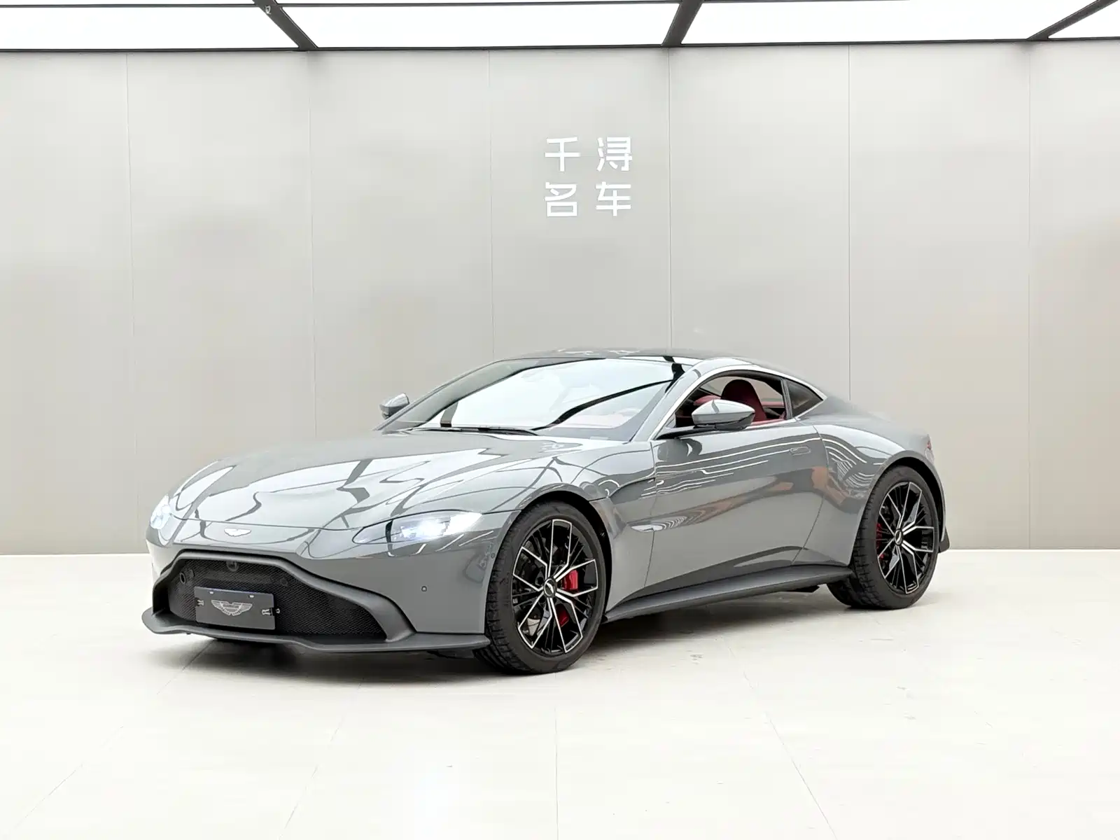 Фото 1 - Aston Martin Vantage
