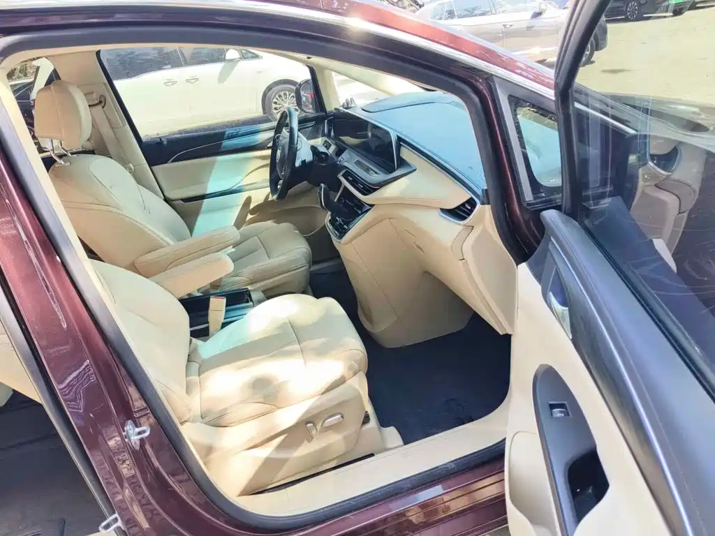 Фото 12 - Buick GL8