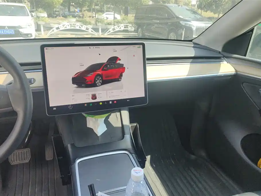 TESLA MODEL Y