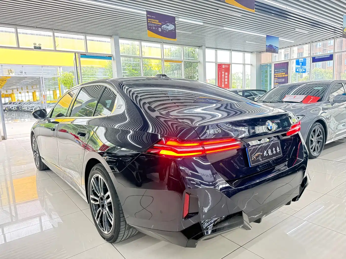 BMW 5 Series 2025 530Li Leading M Sport Package фото 5