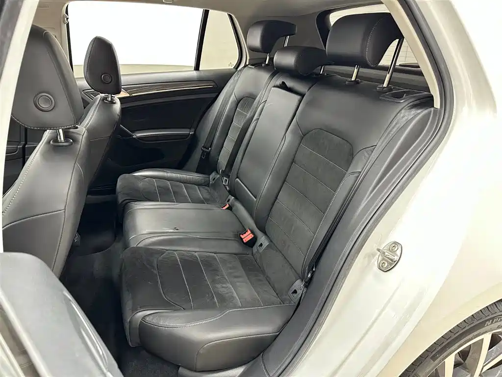 Volkswagen Golf 2020 Beloved Edition 280TSI DSG Luxury фото 14