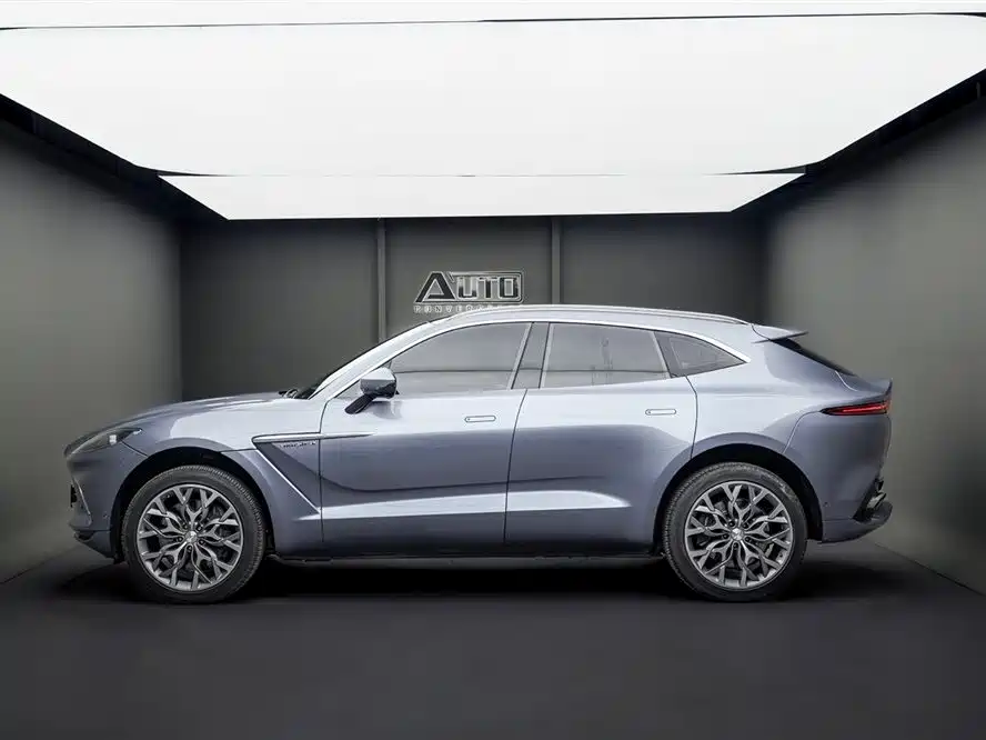 ASTON MARTIN DBX