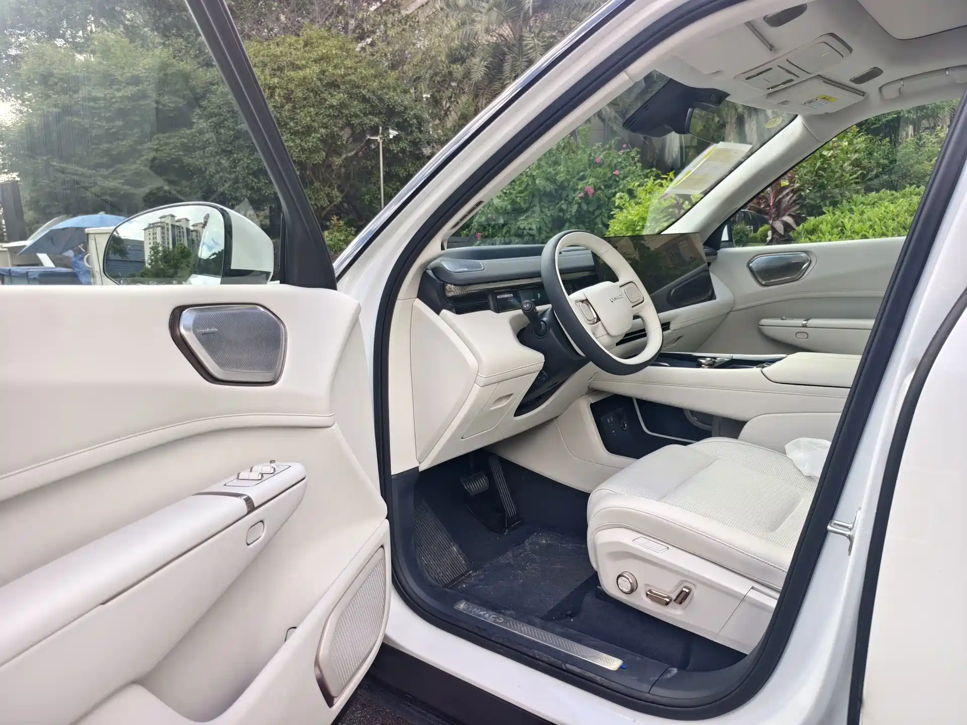 Photo 8 - Lynk & Co 900