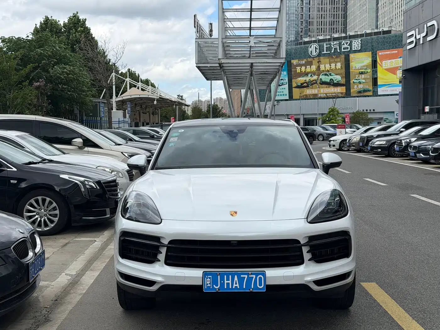 Photo 2 - Porsche Cayenne