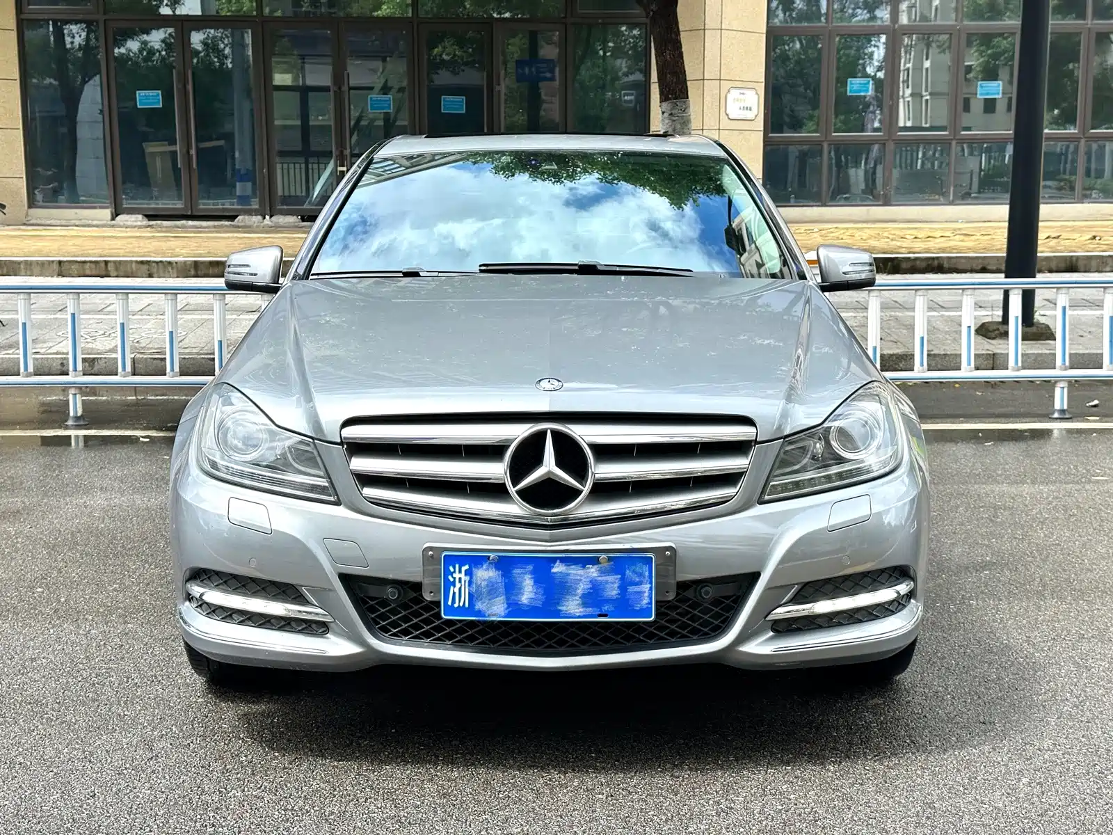 صورة 2 - Mercedes-Benz C-Class