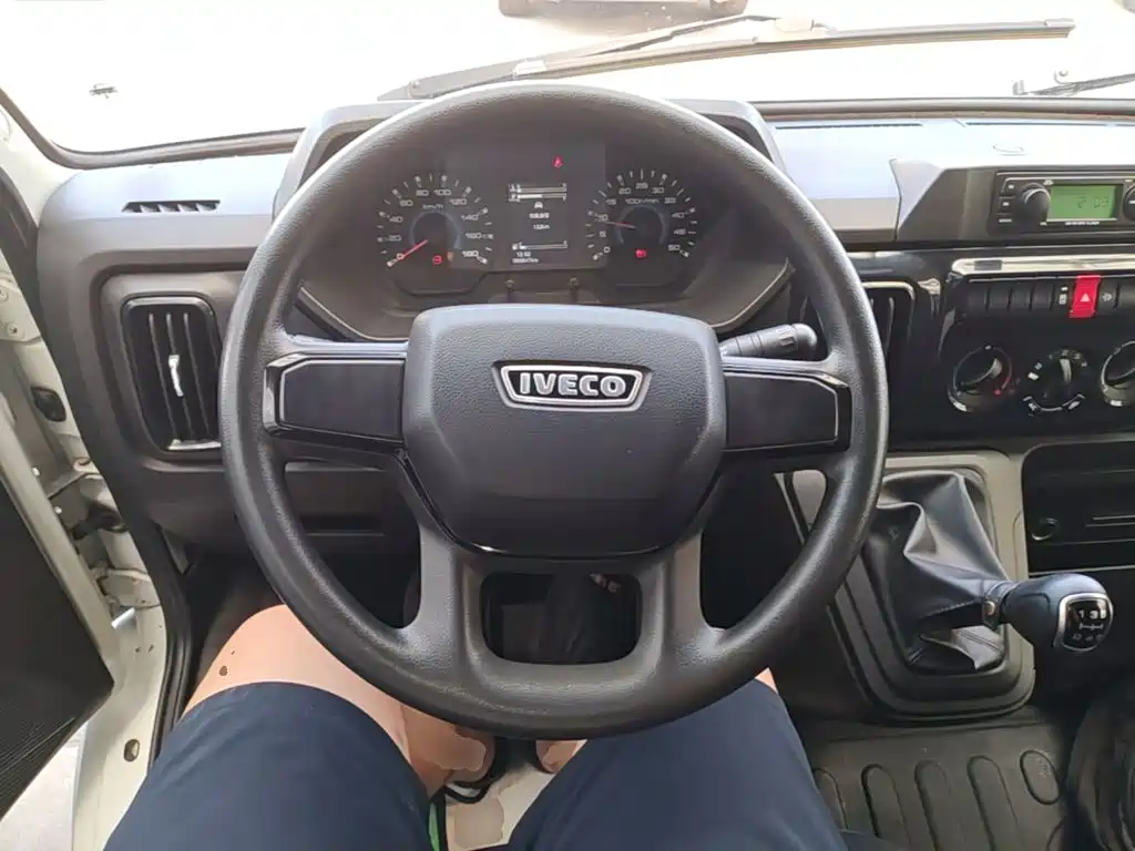 Iveco Daily 2025 2023 2.5T V40 Van Long Wheelbase Medium Roof Dual Tire Manual Door 2-3 Seats