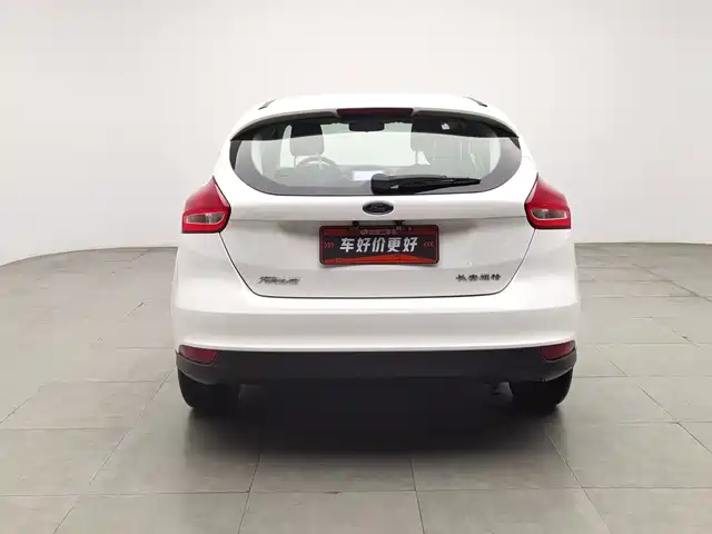 Ford Focus 2015 Hatchback 1.6L Automatic Comfort — фото 4