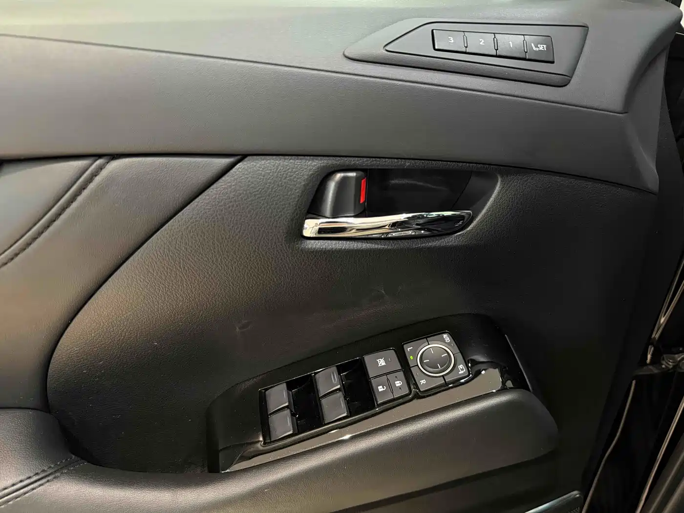 Lexus LM 2020 300h 4-Seat Imperial Edition фото 9