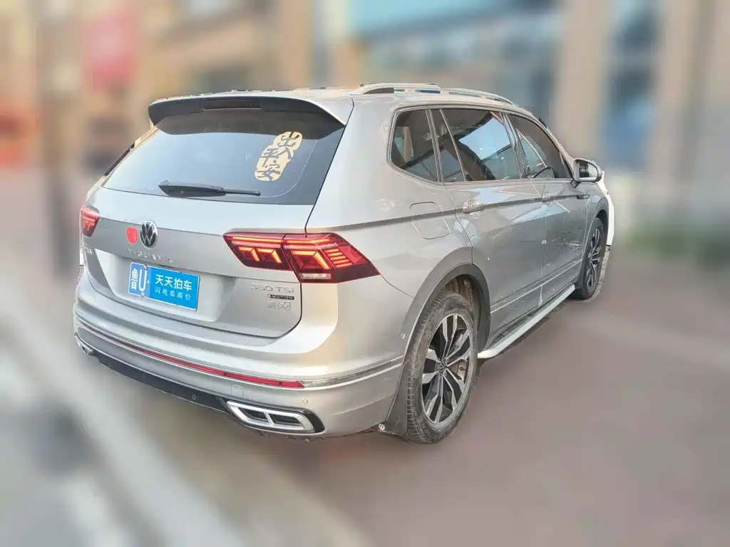 Photo 5 - Volkswagen Tiguan L