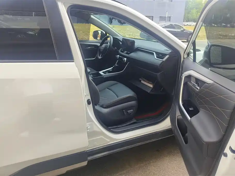Toyota RAV4 Rongfang 2024 2.0L CVT FWD Style Plus Edition фото 8