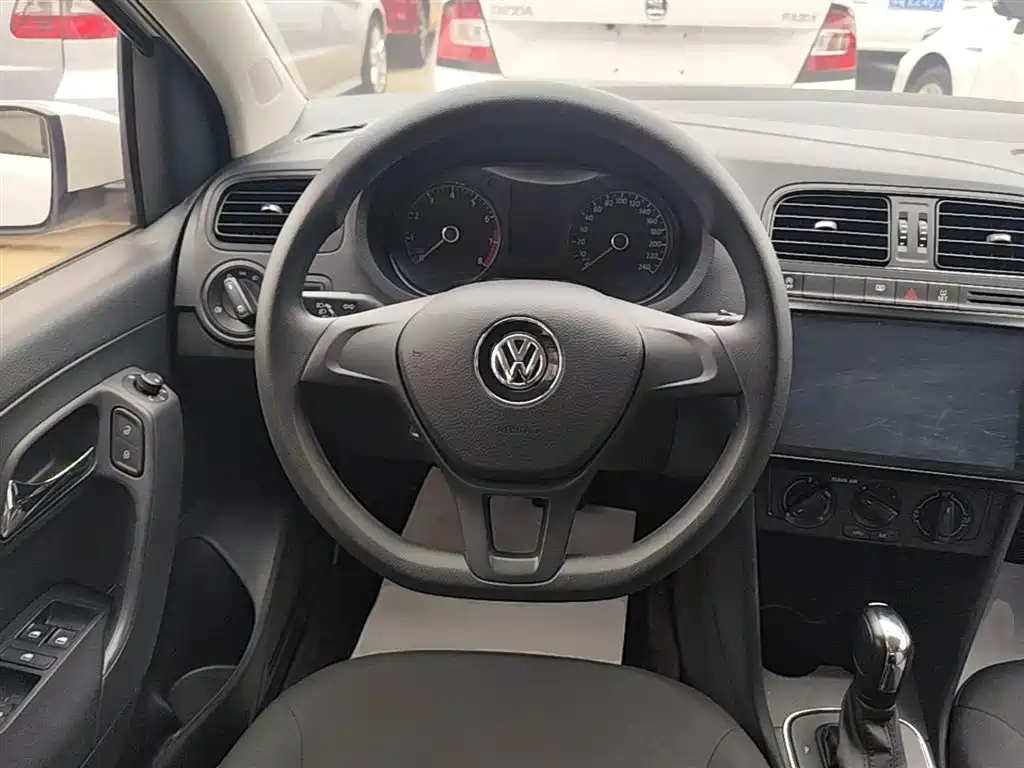 Volkswagen Polo 2018 1.5L Auto Safe Drive фото 11
