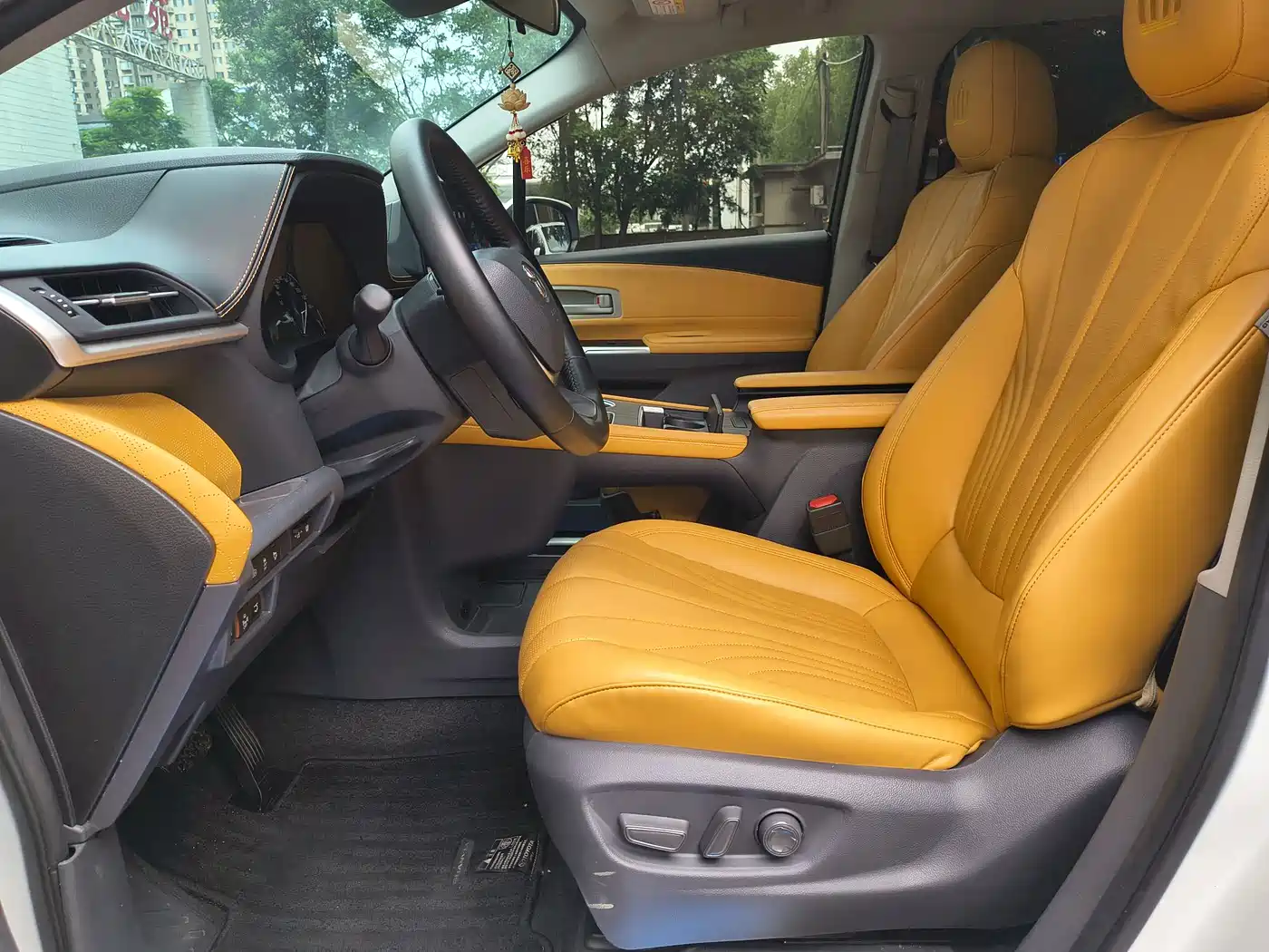 Toyota Granvia 2024 2.5L Hybrid Comfort фото 16